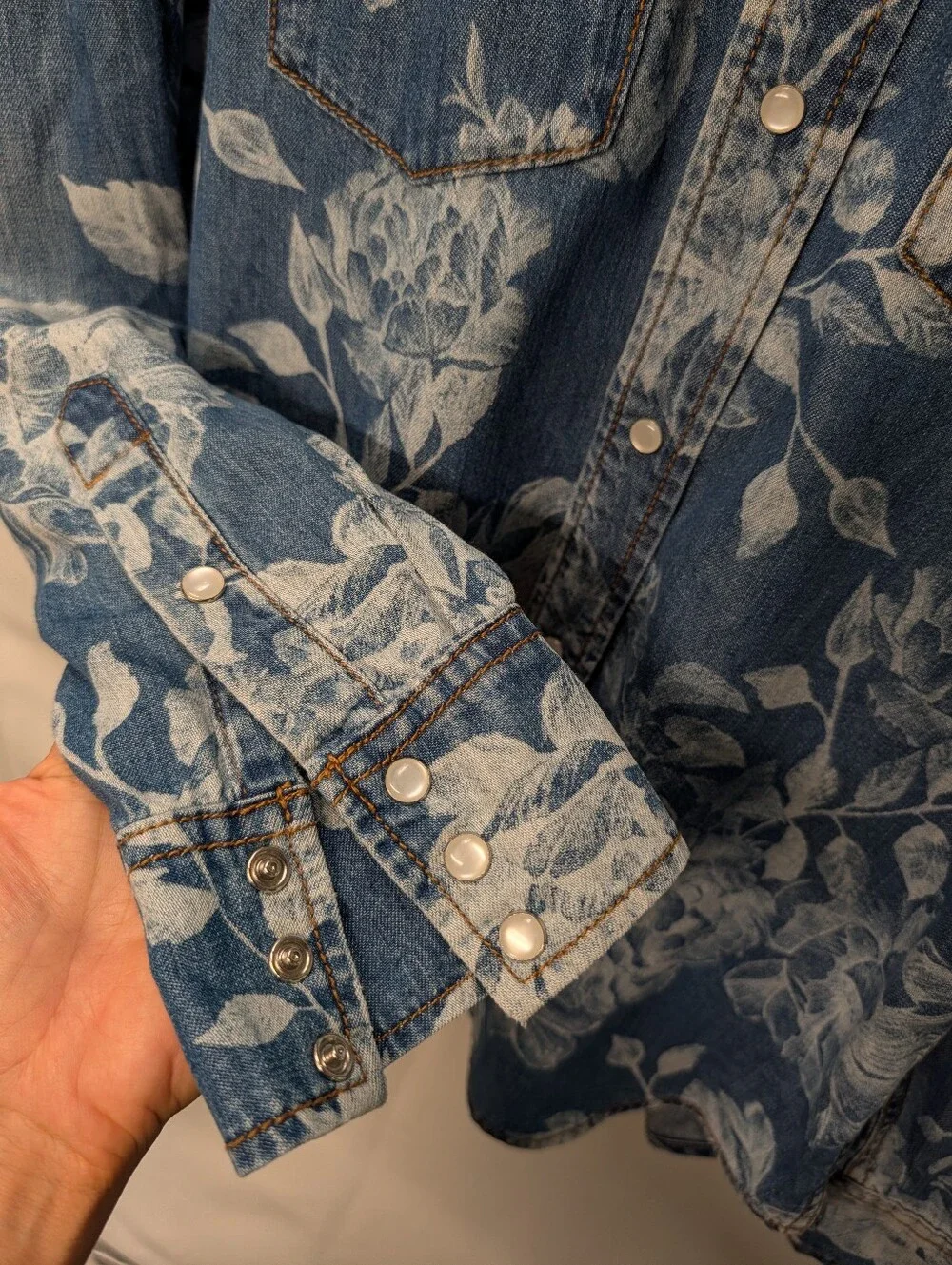Johnny Was 💙 Rialto Light Blue Floral Denim Snap-Front Shirt Size Medium EUC - Picture 6 of 12